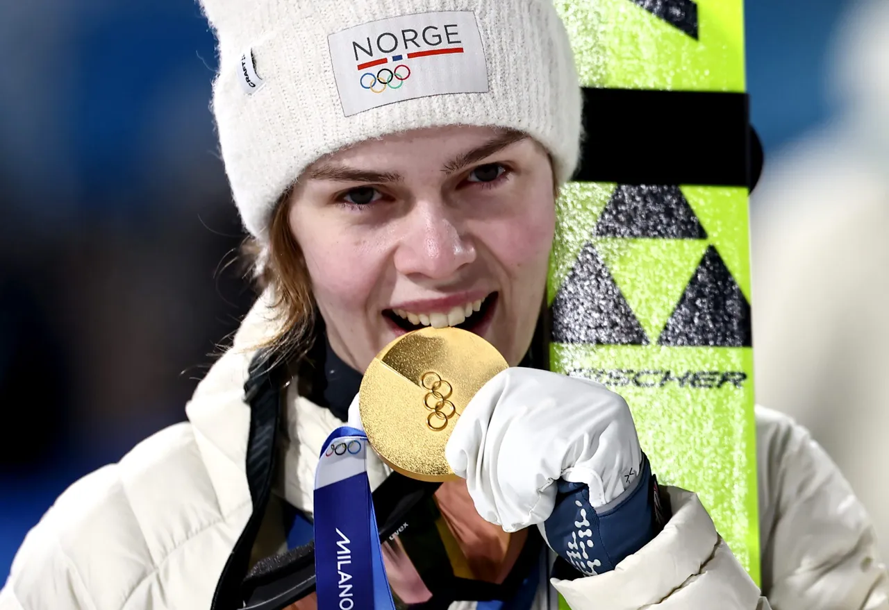 La noruega Anna Odine Ström, oro en la rampa normal, ganó la prueba de saltos de esquí nórdico desde el trampolín largo de los Juegos de Milán-Cortina