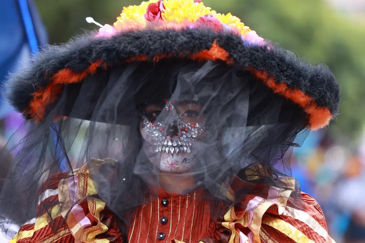Desfile de alebrijes marca inicio de festividades de Día de Muertos en Ciudad de México