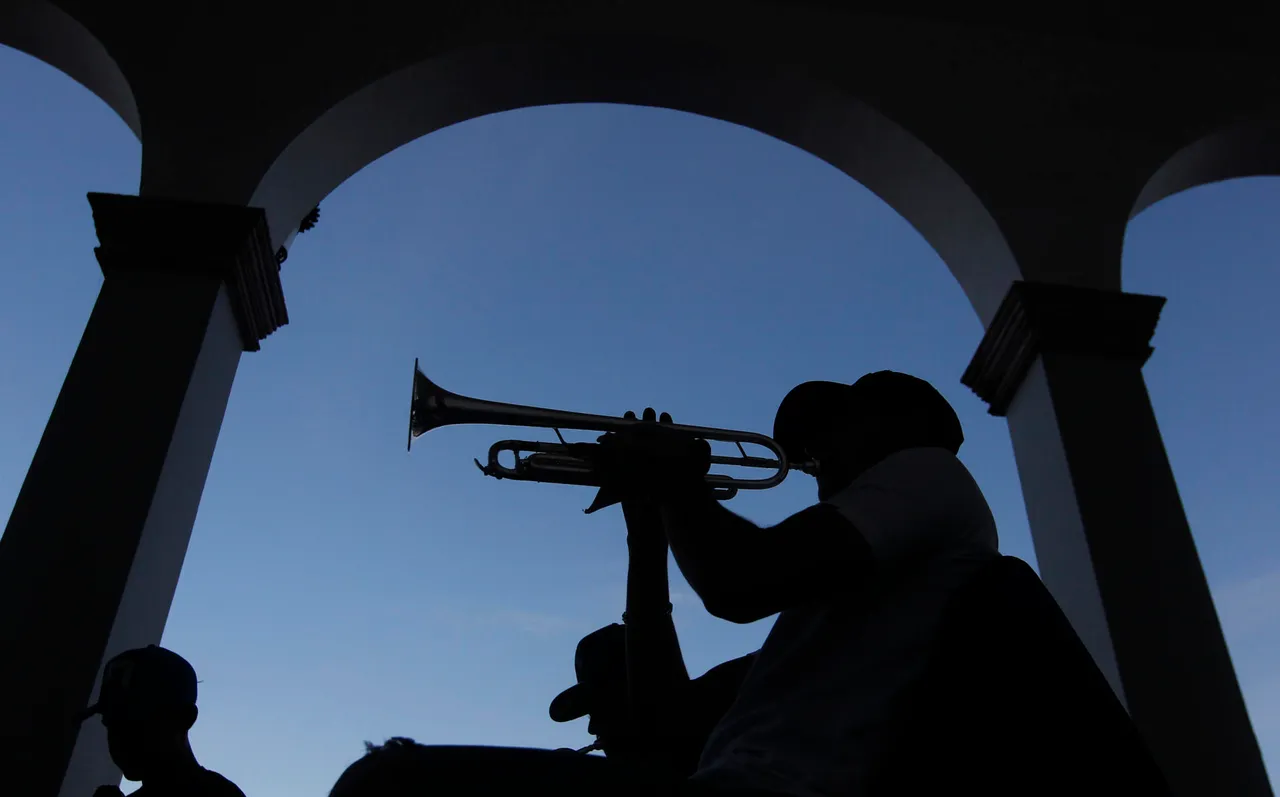 Niños heredan la tradición y amor por el mariachi en una escuela en México