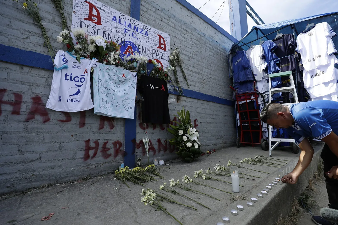 Rinden homenaje a los aficionados fallecidos en estadio Cuscatlán en El Salvador