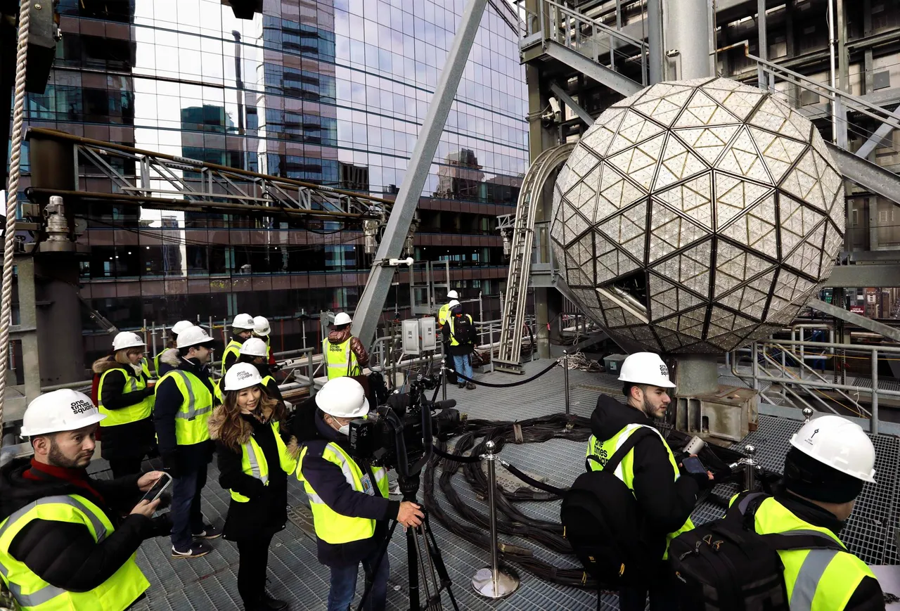 Waterford Crystals Installed on 2022 New Year&#8217;s Eve Ball Times Square New York