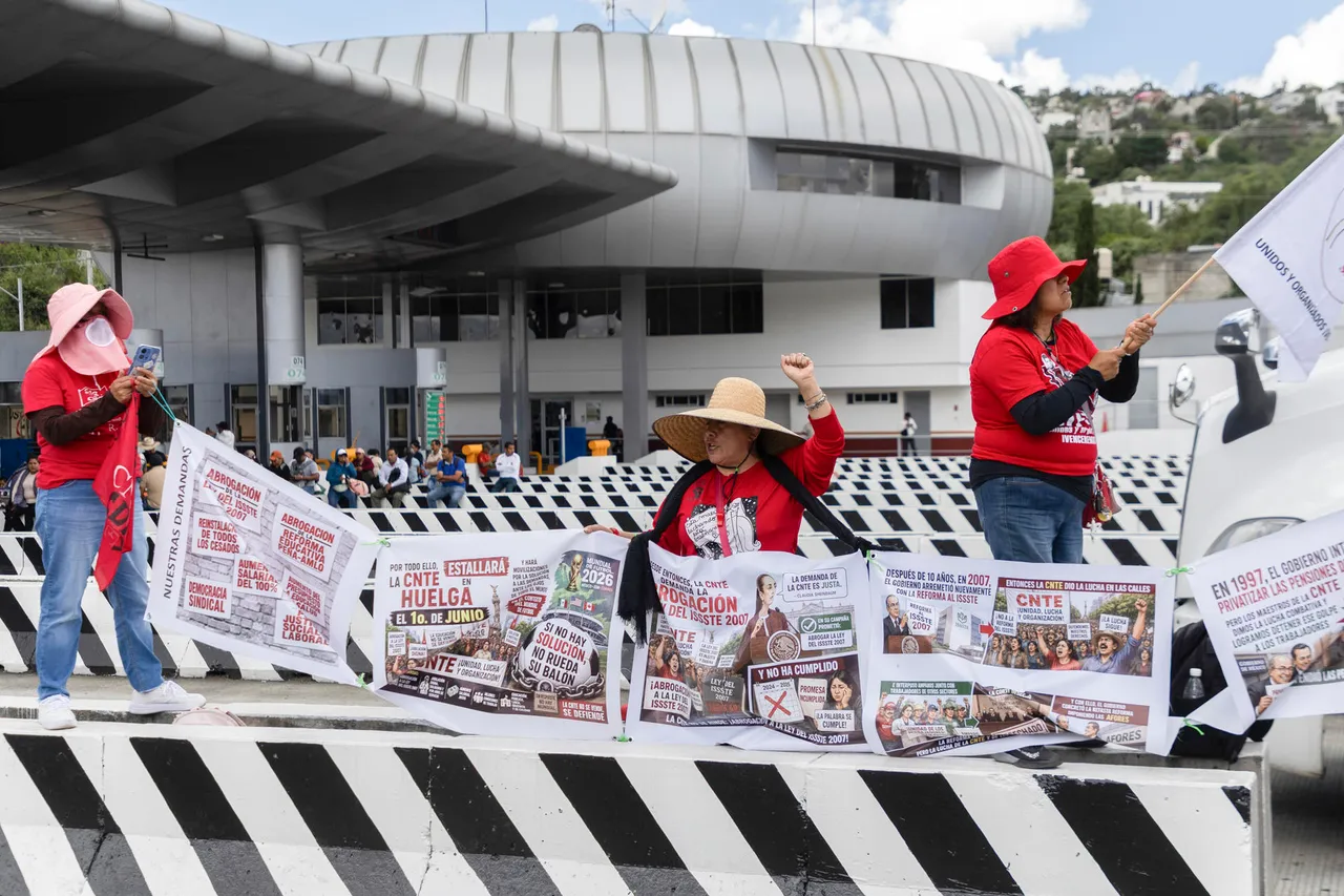 Maestros de la CNTE mantienen presión y exigen eliminar la Ley del ISSSTE de 2007
