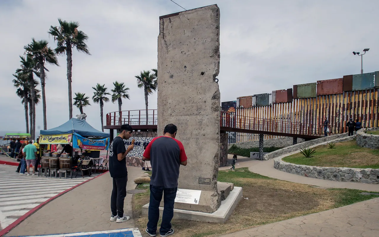 Instalan segmento de muro de Berlín en la fronteriza ciudad mexicana de Tijuana