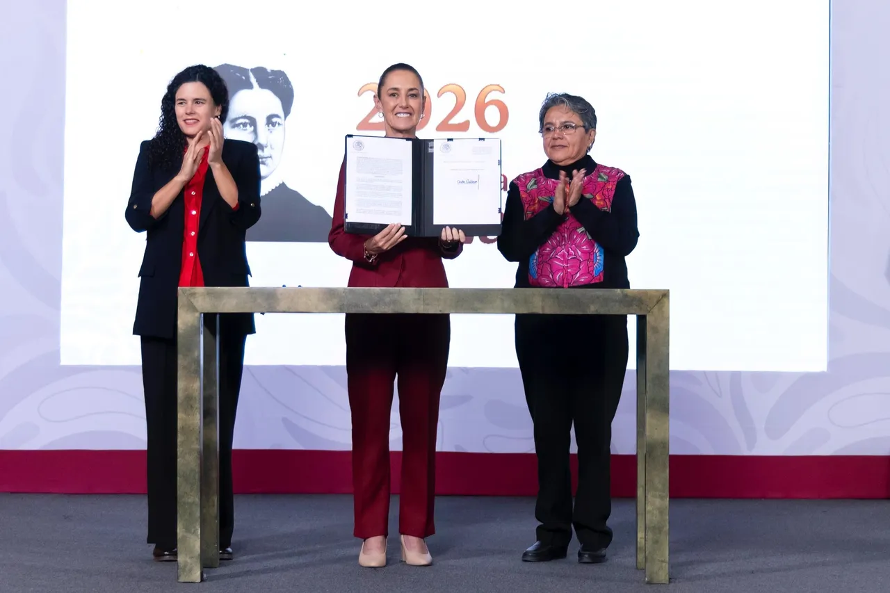 Sheinbaum firma decreto para fortalecer la transparencia del Gobierno de México