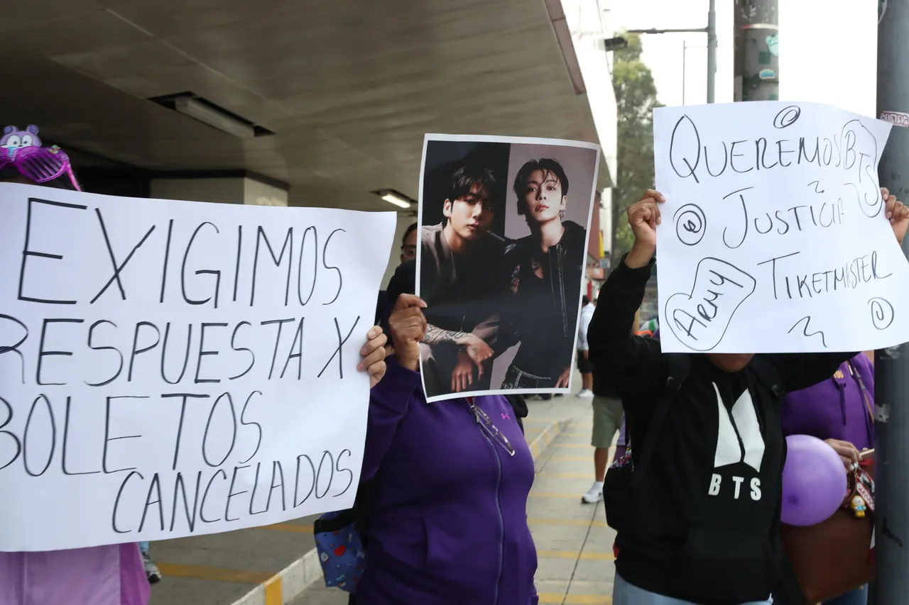 Manifestación de seguidores de BTS en Ciudad de México por abusos de Ticketmaster