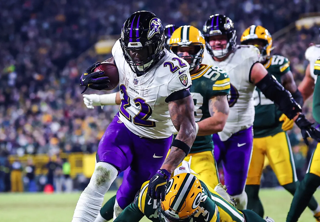 Derrick Henry brilló este sábado con cuatro acarreos de anotación en el triunfo de los Baltimore Ravens por 24-41 sobre los Green Bay Packers.