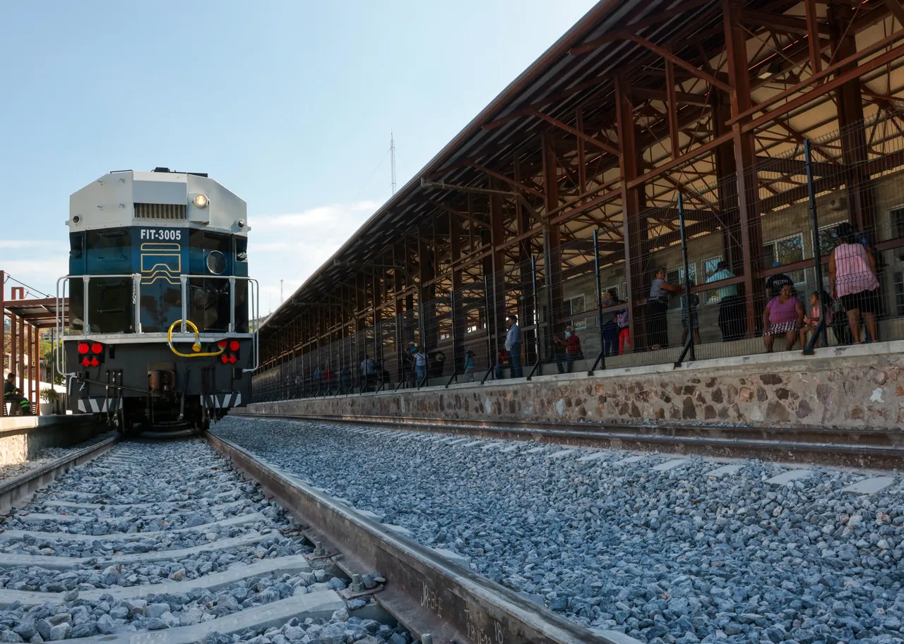 México inaugura un tren en su punto más estrecho para competir con el Canal de Panamá