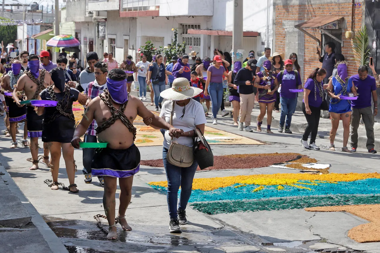 Los engrillados mexicanos: 40 años de cargar hasta 80 kilos de cadenas por Viernes Santo