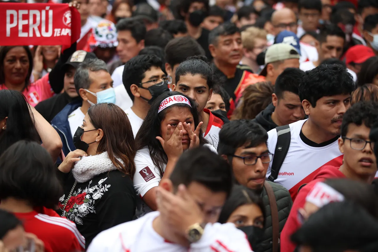 Hinchas peruanos lamentan la eliminación de la blanquirroja del Mundial