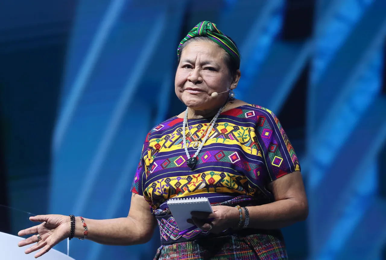 MEX1882. CIUDAD DE MÉXICO (MÉXICO), 05/09/2025.- La líder indígena y Nobel de la Paz (1992), Rigoberta Menchú, habla durante el evento México Siglo XXI de la fundación Telmex este viernes, en el Auditorio Nacional de la Ciudad de México (México). Menchú advirtió que la humanidad enfrenta el riesgo de perder su esencia en la era digital si la tecnología y la inteligencia artificial no se ponen al servicio del bien común. EFE/ Mario Guzmán