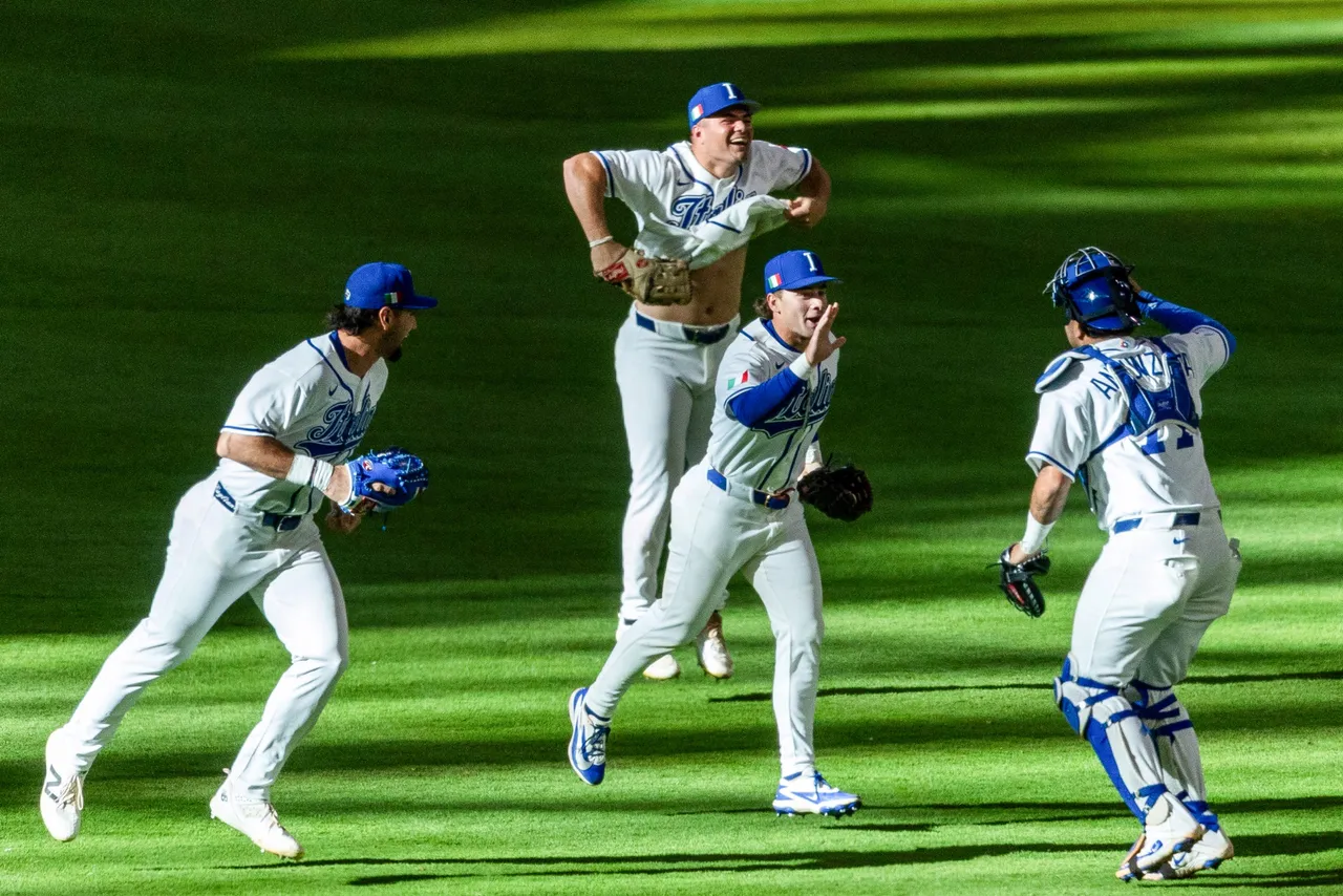 Jugadores de Italia celebran este sábado, en un partido del Clásico Mundial de Béisbol entre Italia