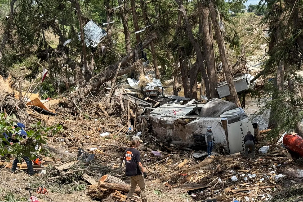 Ola solidaria tras la tragedia: voluntarios ayudan en el corazón del desastre en Texas