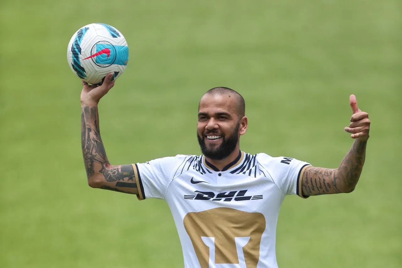 Club Pumas de México presenta al brasileño Dani Alves
