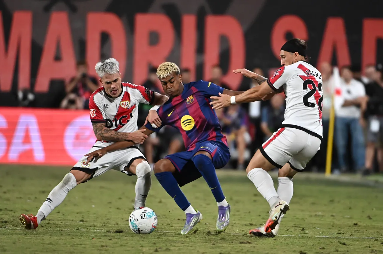 El defensa del Rayo Vallecano Josep Chavarría (i) lucha con Lamine Yamal (c), del FC Barcelona