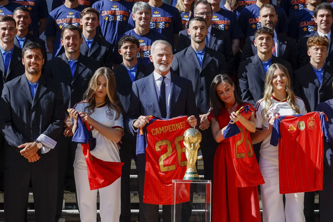 Con el recibimiento por parte de los reyes y sus hijas en el Palacio de la Zarzuela, la selección española de fútbol ha iniciado en Madrid