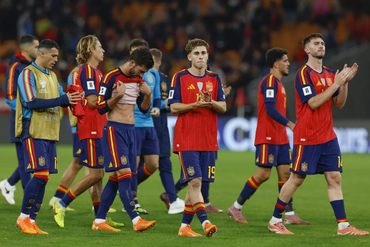 Los jugadores de la selección de España a la finalización del encuentro correspondiente a la fase de clasificación para el Mundial 2026