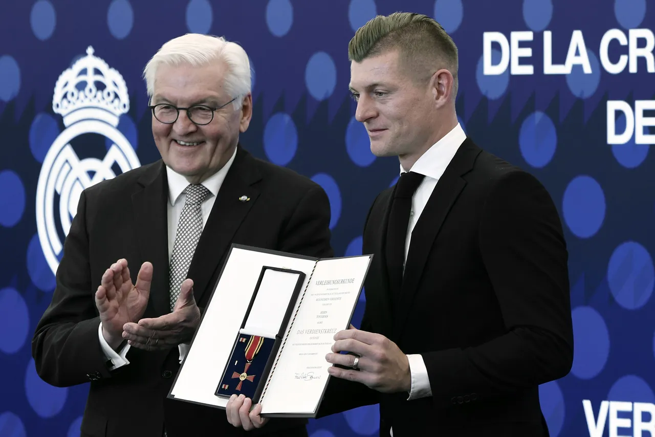 Frank-Walter Steinmeier impone a Toni Kroos la Cruz de Caballero de la Orden del Mérito de la República Federal de Alemania