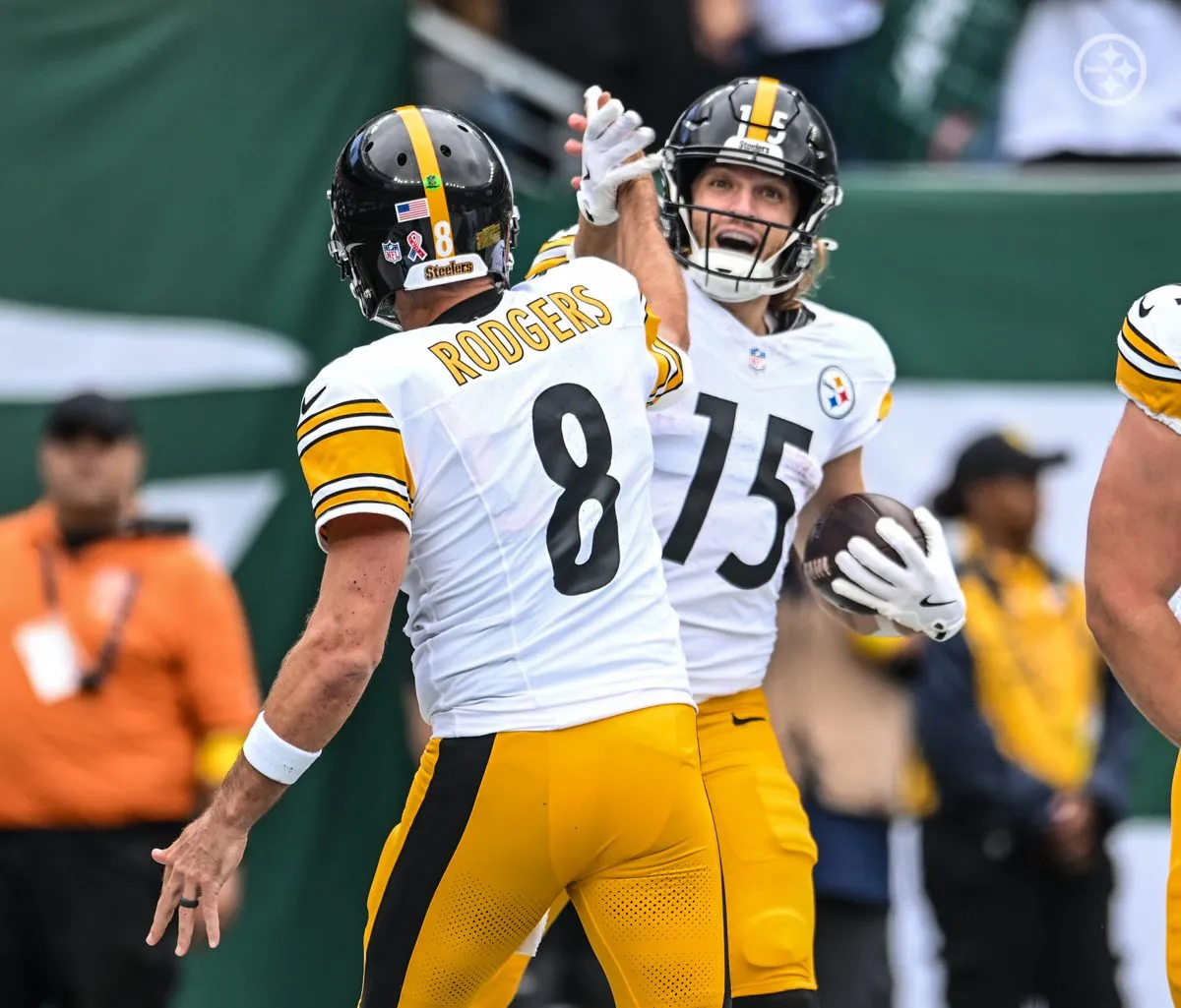 Aaron Rodgers guió este domingo con cuatro pases de anotación