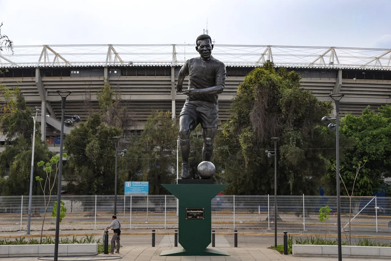 Escultura de &#8216;Pelé&#8217; es inaugurada en Guadalajara, frente a Estadio donde jugó el Mundial
