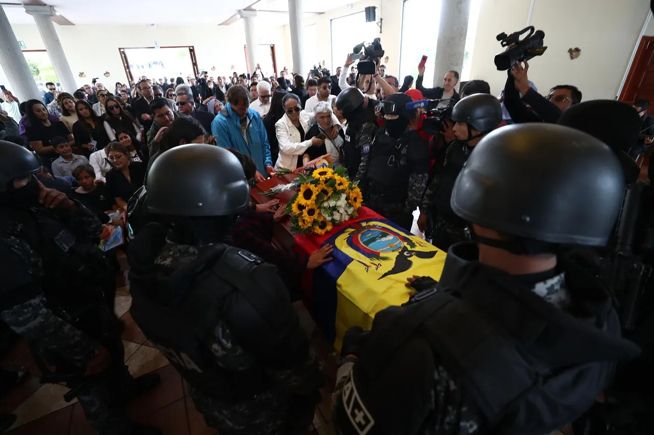 El féretro del candidato ecuatoriano Fernando Villavicencio es trasladado hacia el cementerio