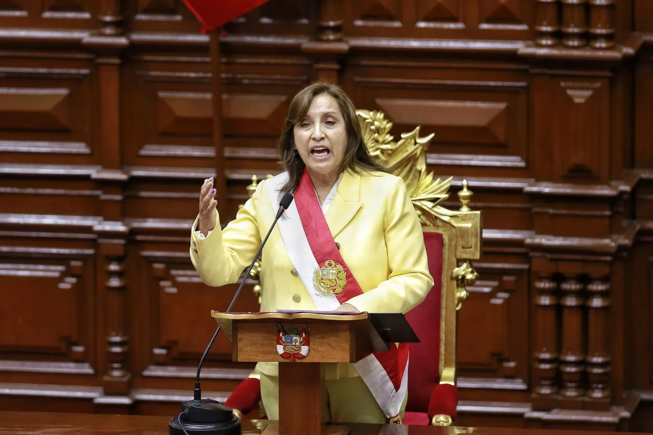 La abogada Dina Boluarte jura como primera presidenta de la historia de Perú