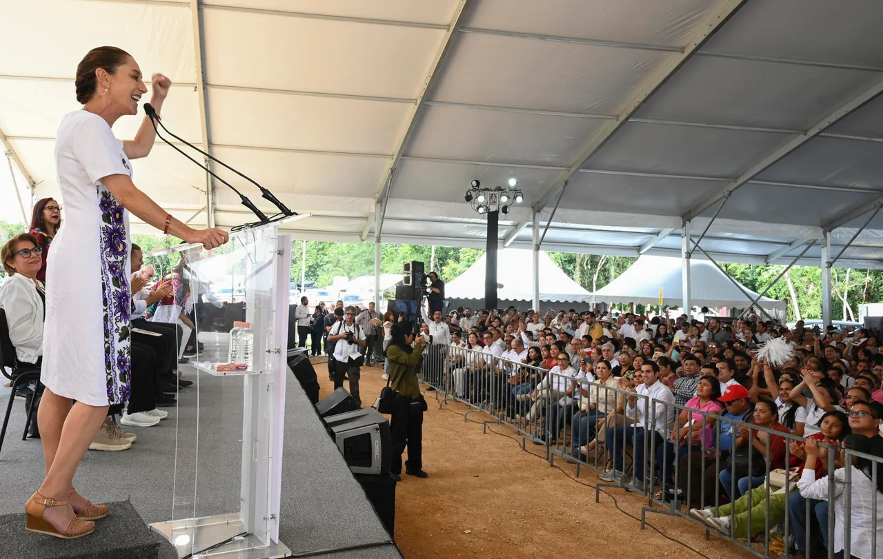Sheinbaum afirma que el Tren Maya de carga bajará el precio de gasolina en sur de México