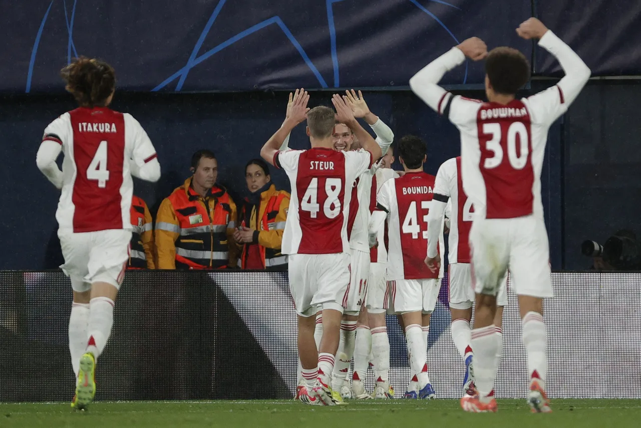 Los jugadores del Ajax celebran el segundo gol del equipo neerlandés durante el partido de la jornada 7 de la Liga de Campeones