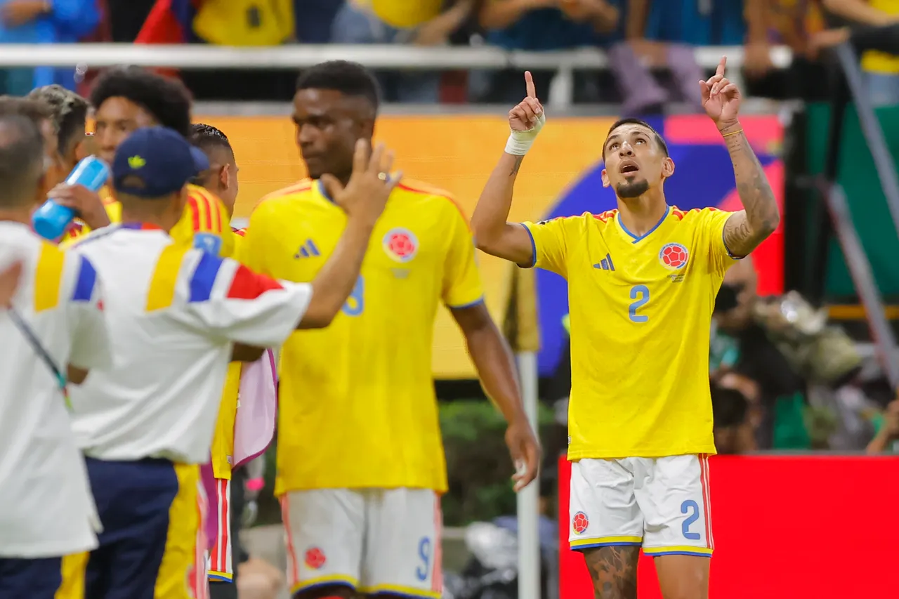 Daniel Muñoz (d) de Colombia celebra un gol este martes, en un partido del grupo K del Mundial de la FIFA 2026