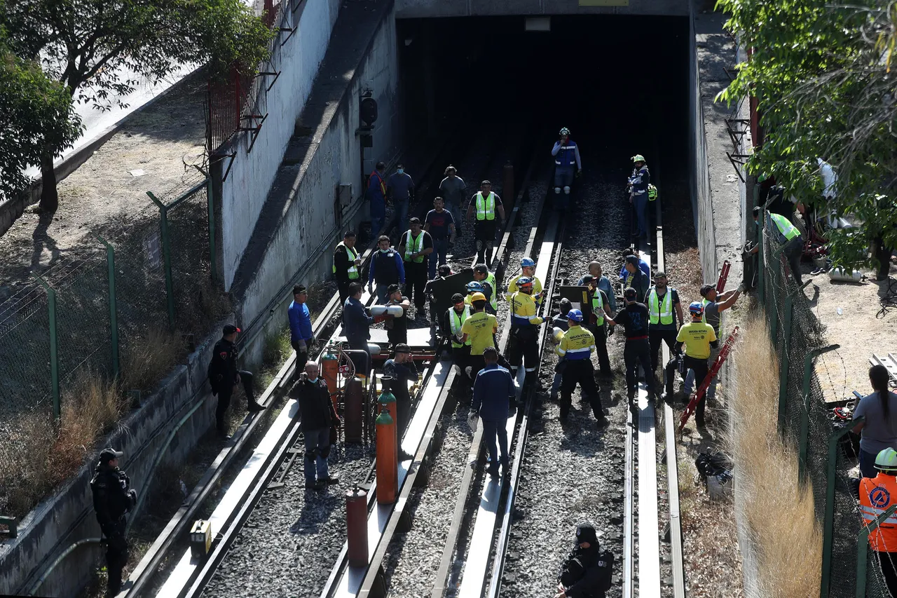 Choque entre convoyes deja un muerto en metro de la Ciudad de México