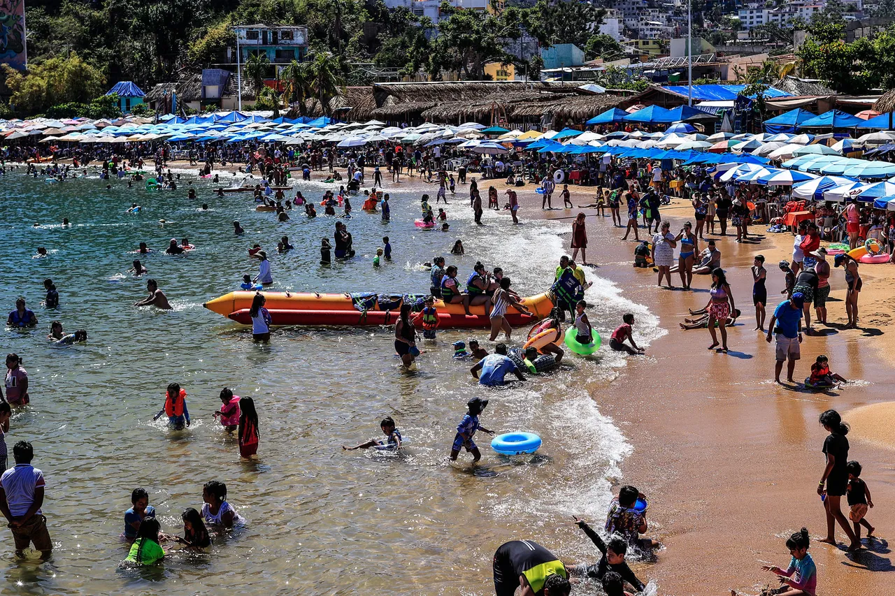 La Semana Santa revive al turismo del mexicano Acapulco pese a estragos del ciclón Otis