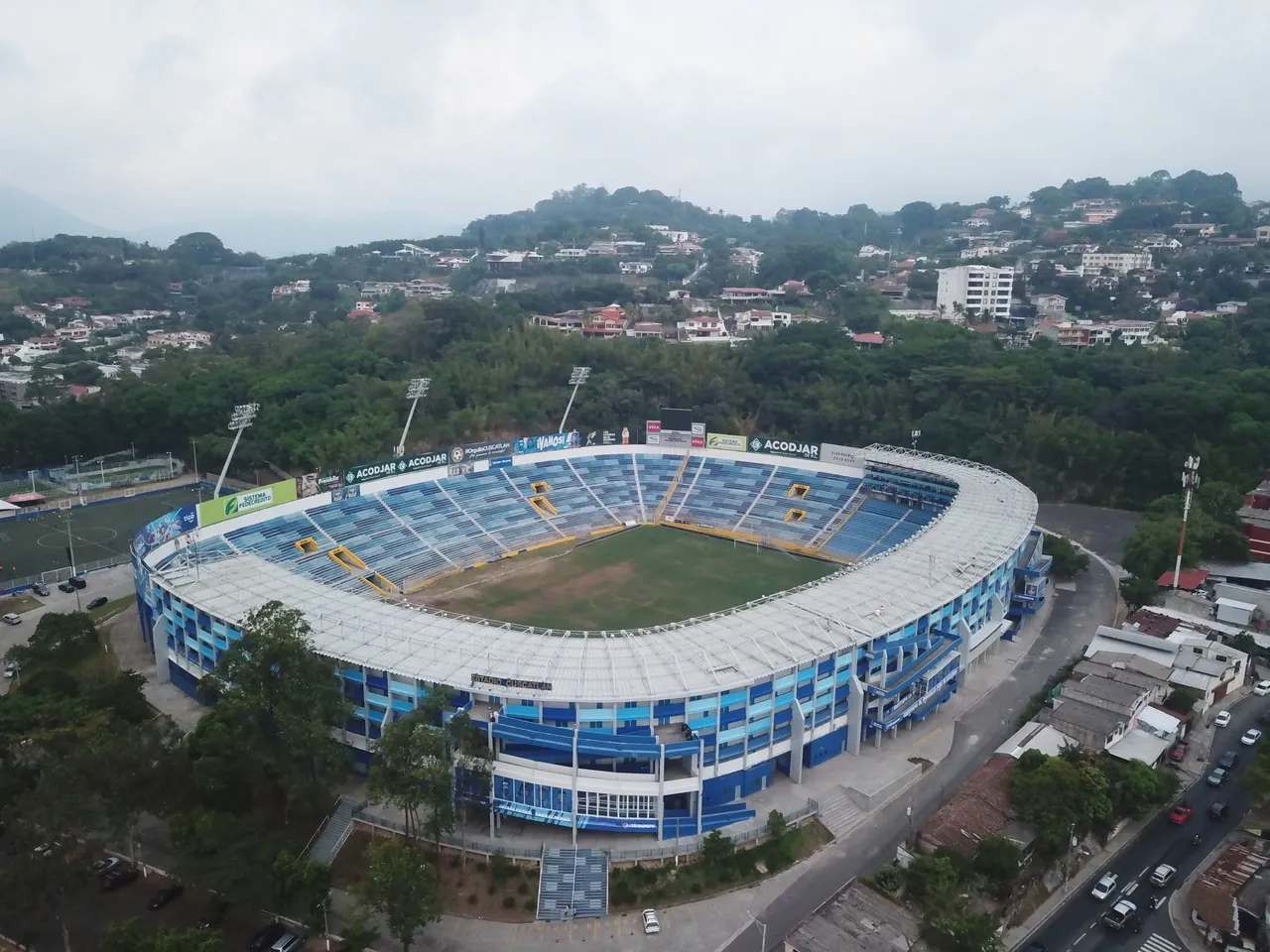 Allanan oficinas del Alianza y de estadio por muerte de 12 aficionados en El Salvador