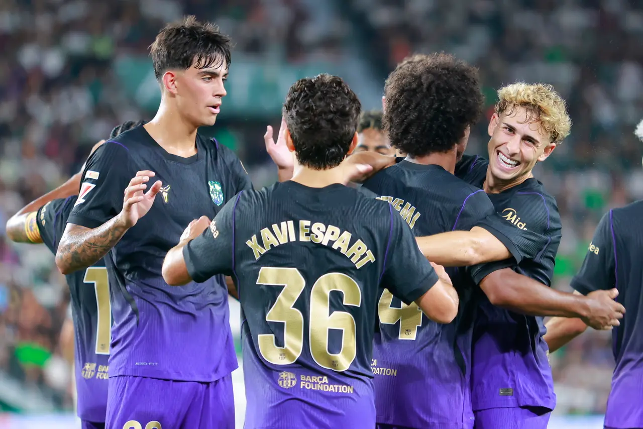 Los jugadores del Barcelona celebran tras marcar ante el Elche, durante el partido de LaLiga