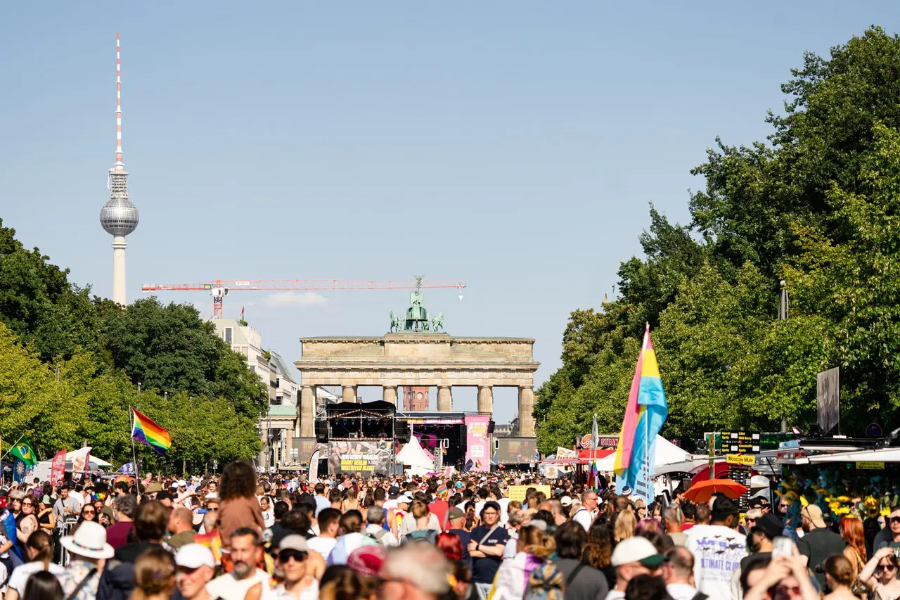 Vehículo atropella a varias personas durante fiesta del Orgullo LGTBI en Berlín