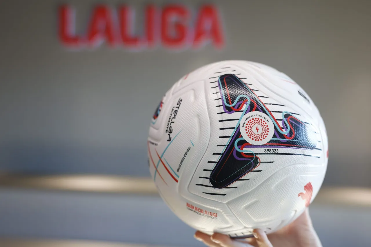 Presentan las clave de incorporación del nuevo balón conectado en LALIGA EA SPORTS, bajo el título “Balón conectado: claves de su implementación”.