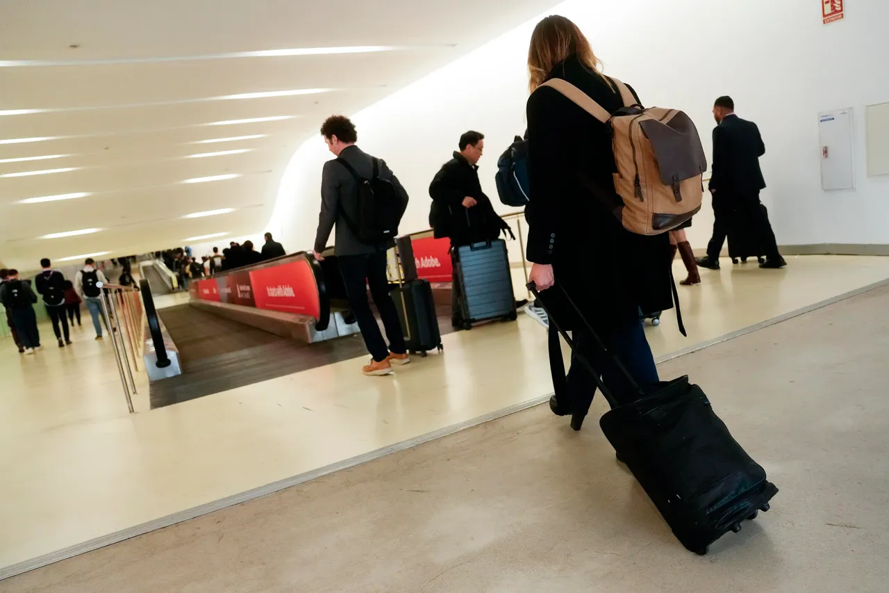 74 turistas queretanos permanecen varados en Medio Oriente; gobierno estatal analiza rentar aeronave