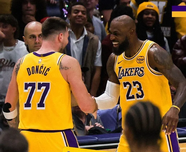 Luka Doncic y LeBron James fueron este martes piezas claves de los Lakers, con 30 puntos cada uno, en la victoria de Los Ángeles por 103-111