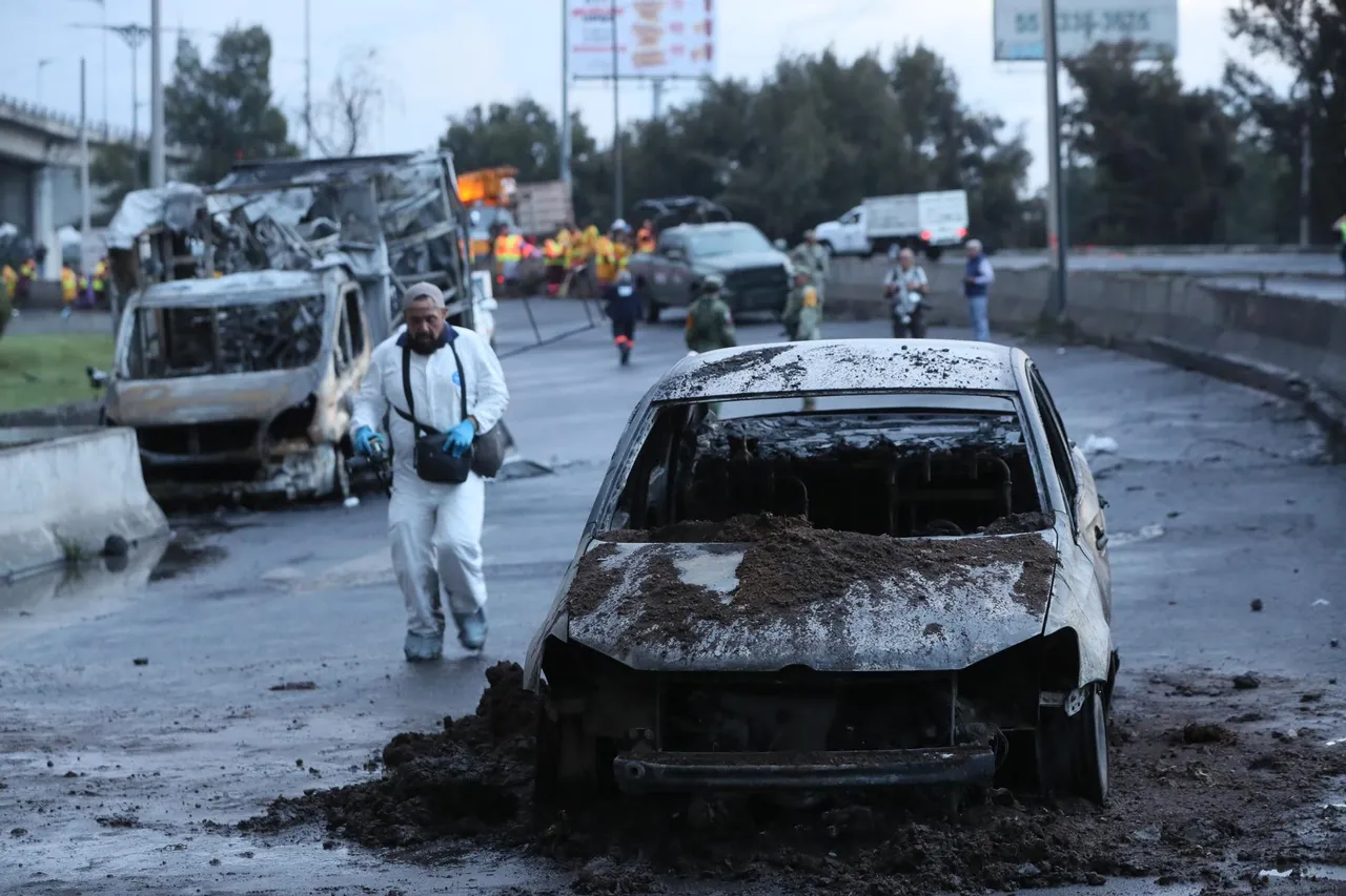 Informa la AMIS que  las compañías de seguros ya están en comunicación con las autoridades para atender revisar las pólizas y atender a las víctimas del accidente de la pipa de gas, registrado en Iztapalapa | FOTO EFE