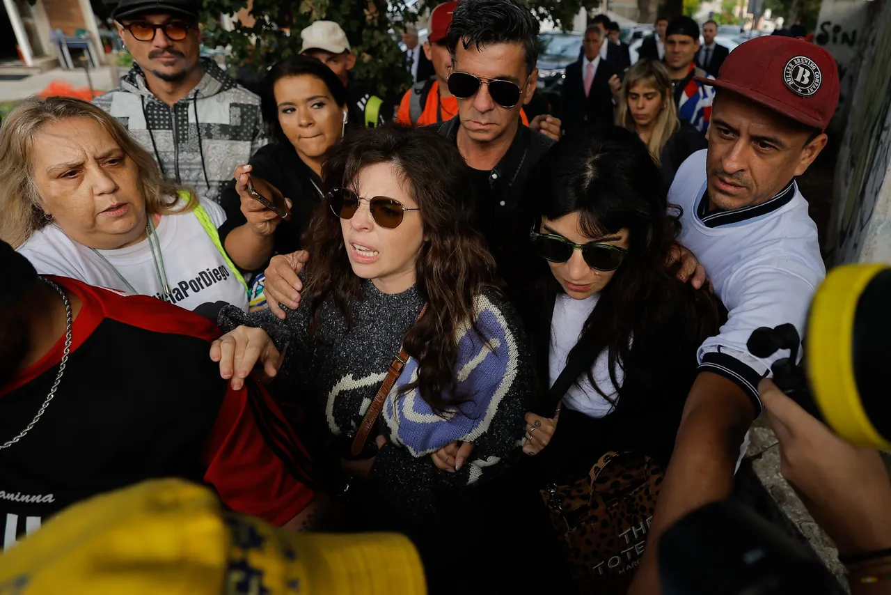 Las hijas de Maradona llegan al tribunal para asistir al juicio por la muerte de su padre