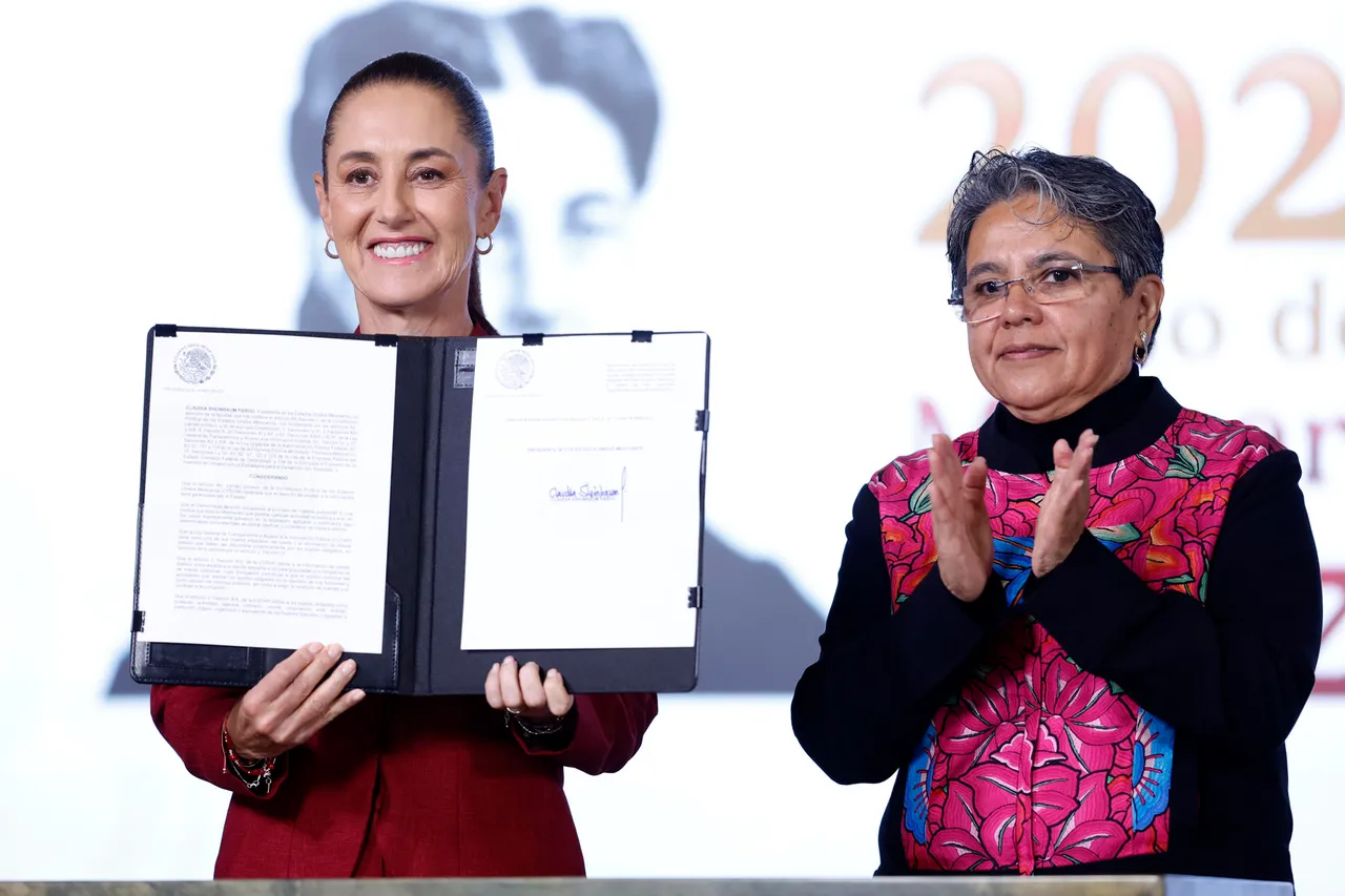 Sheinbaum firma decreto para ampliar transparencia y limitar reservas de información