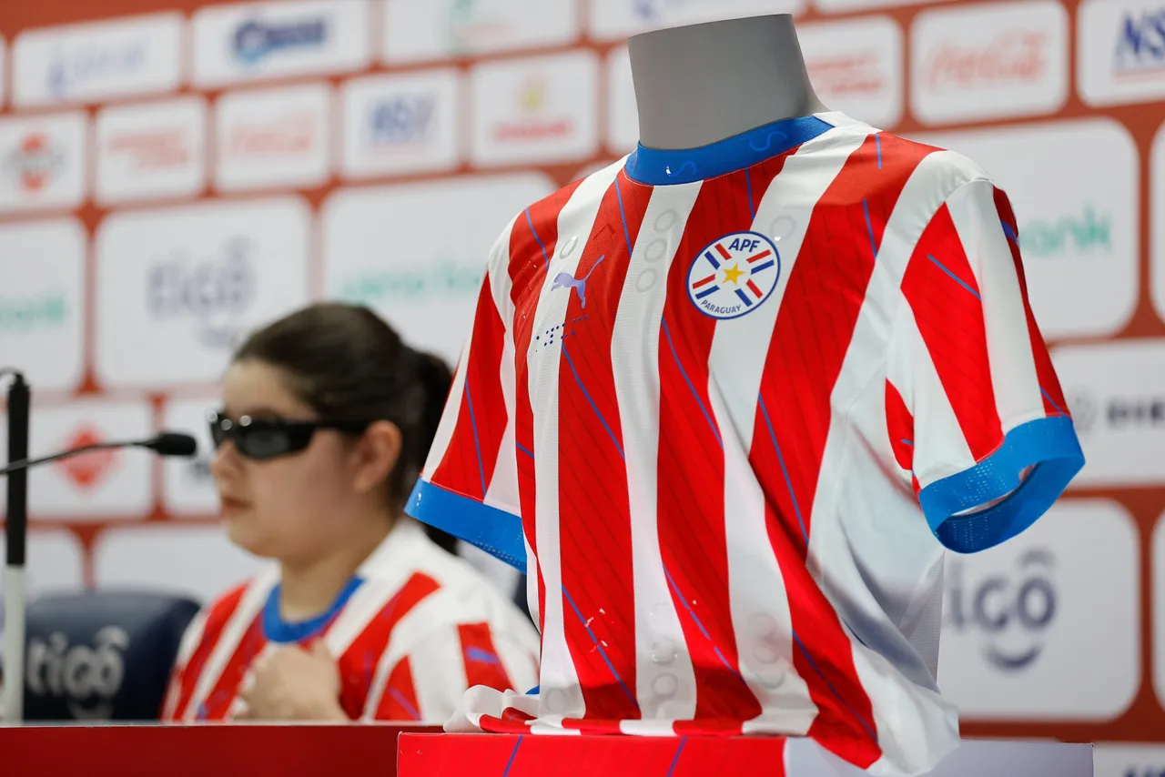 Nueva camiseta inclusiva para no videntes en el fútbol paraguayo