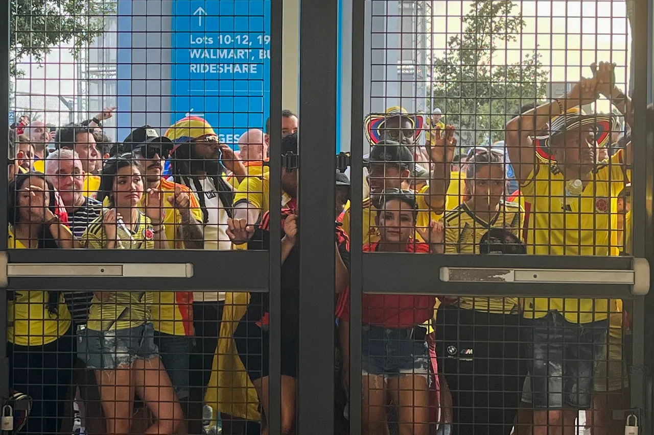 Policías retoman control y detienen a fanáticos que ingresaron sin entradas al estadio