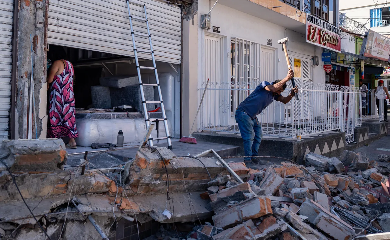Alcalde de Pereira decreta toque de queda y se conmueve al hablar de víctimas de terremoto