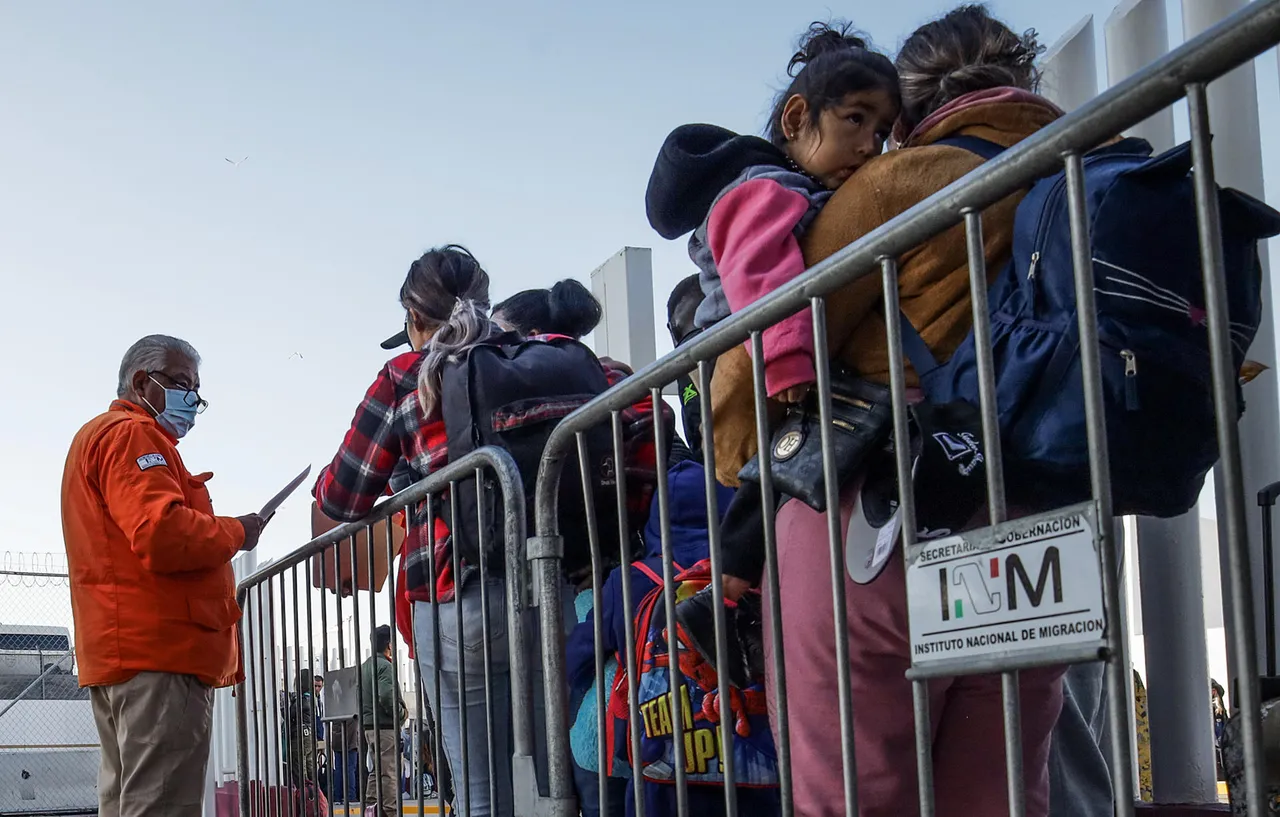 Migrantes pagan hasta 40.000 dólares por amparos para llegar a la frontera norte de México