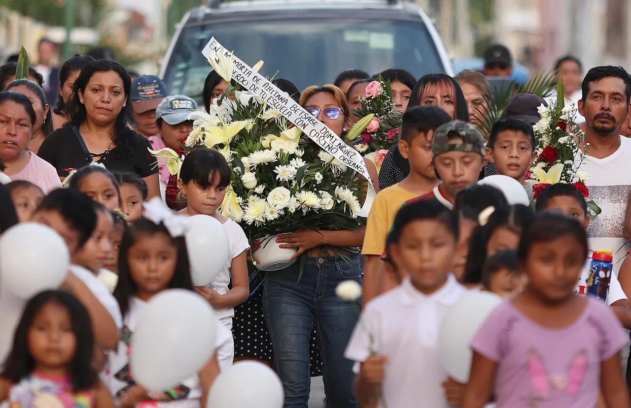 Familiares despiden a niña de 6 años que murió en elevador de hospital público en México