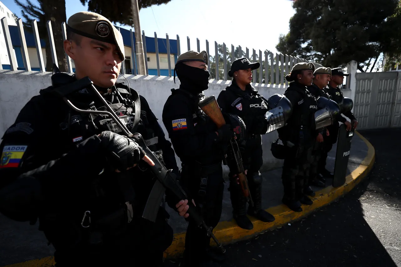 Policías resguardan la morgue de Quito a donde fue llevado el cuerpo de Villavicencio