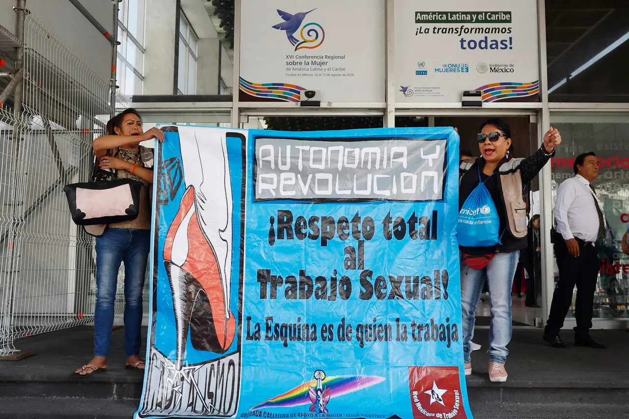 Trabajadoras sexuales de México protestan afuera de la Conferencia Regional sobre la Mujer