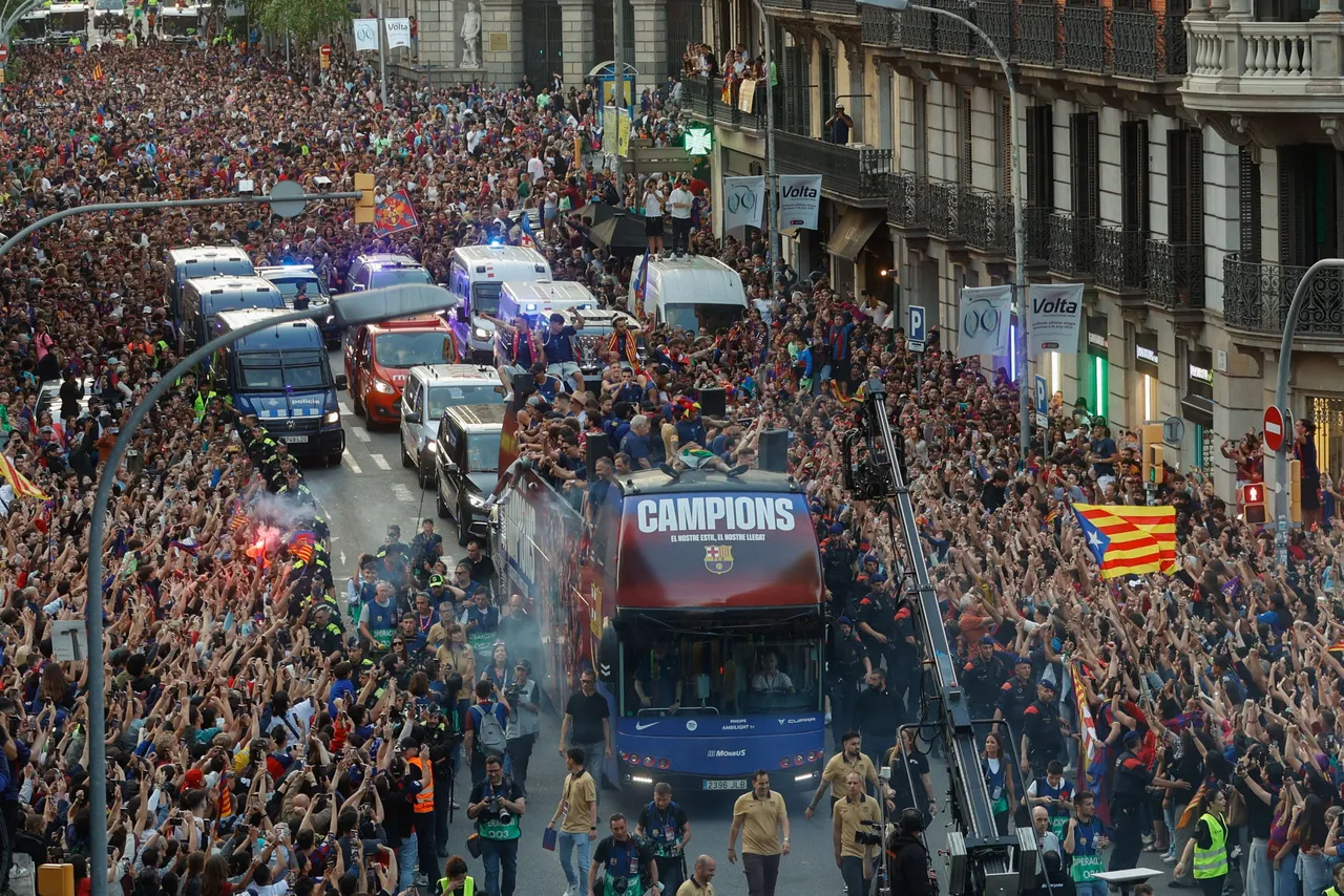 Barcelona se lanza a la calle para festejar el triplete del Barça