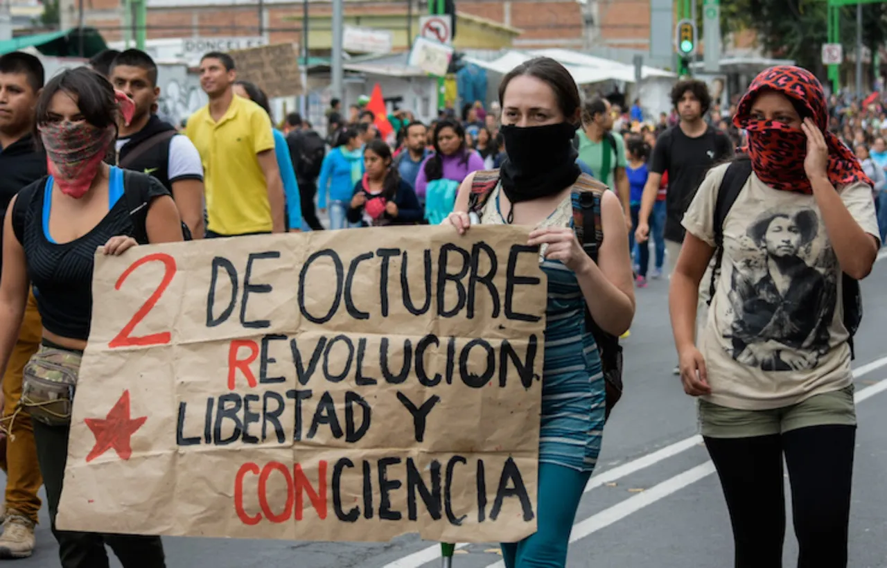 Marcha del 2 de octubre en CDMX saliendo de Tlatelolco rumbo al Zócalo