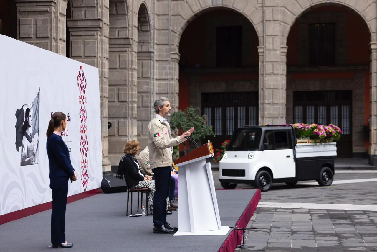 Claudia Sheinbaum durante la presentación de Olinia Carga, minivehículo eléctrico mexicano