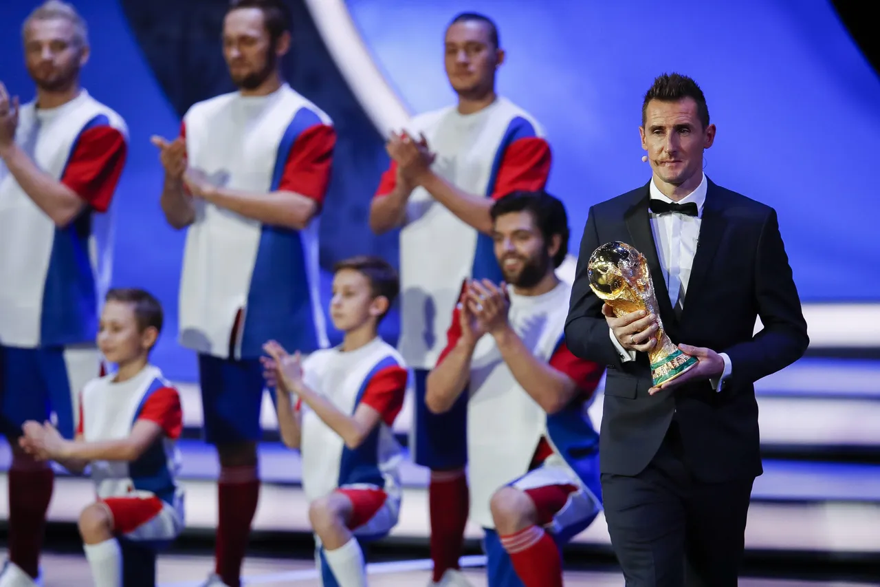 740112117JDI_FINAL_DRAW_KLOSE